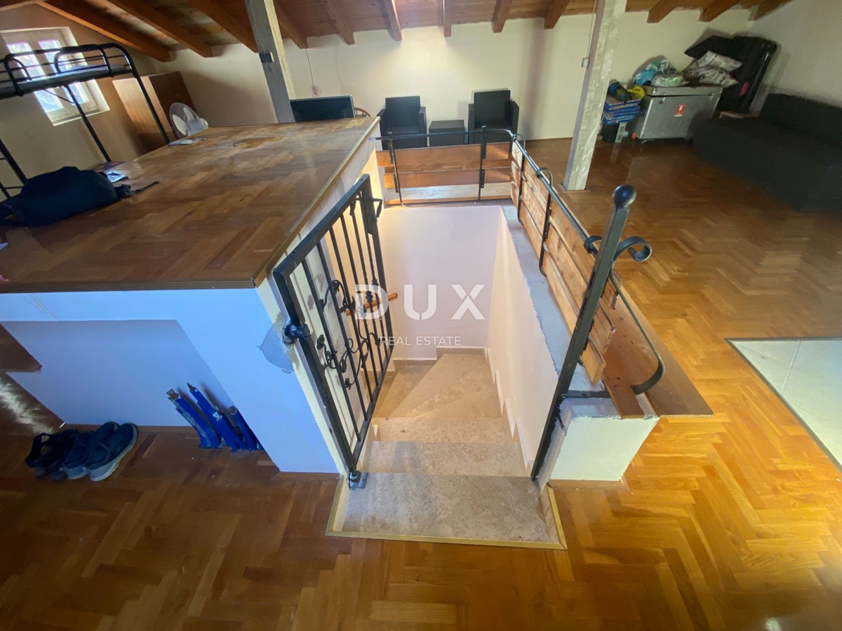 OPATIJA, BREGI - samostojna hiša 400 m2 + vrt 826 m2 + 3 garaže s pogledom na morje! PRILOŽNOST!