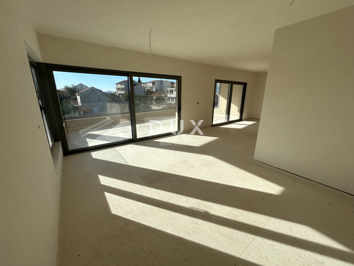 ŠIBENIK, VODICE - Luksuzni penthouse z dvigalom in pogledom na morje!