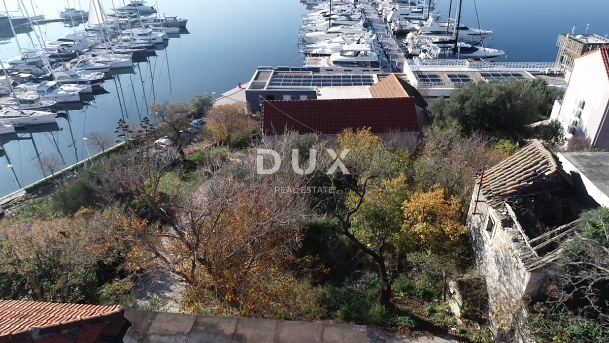 ŠIBENIK, MANDALINA - Gradbeno zemljišče z dvema starima hišama