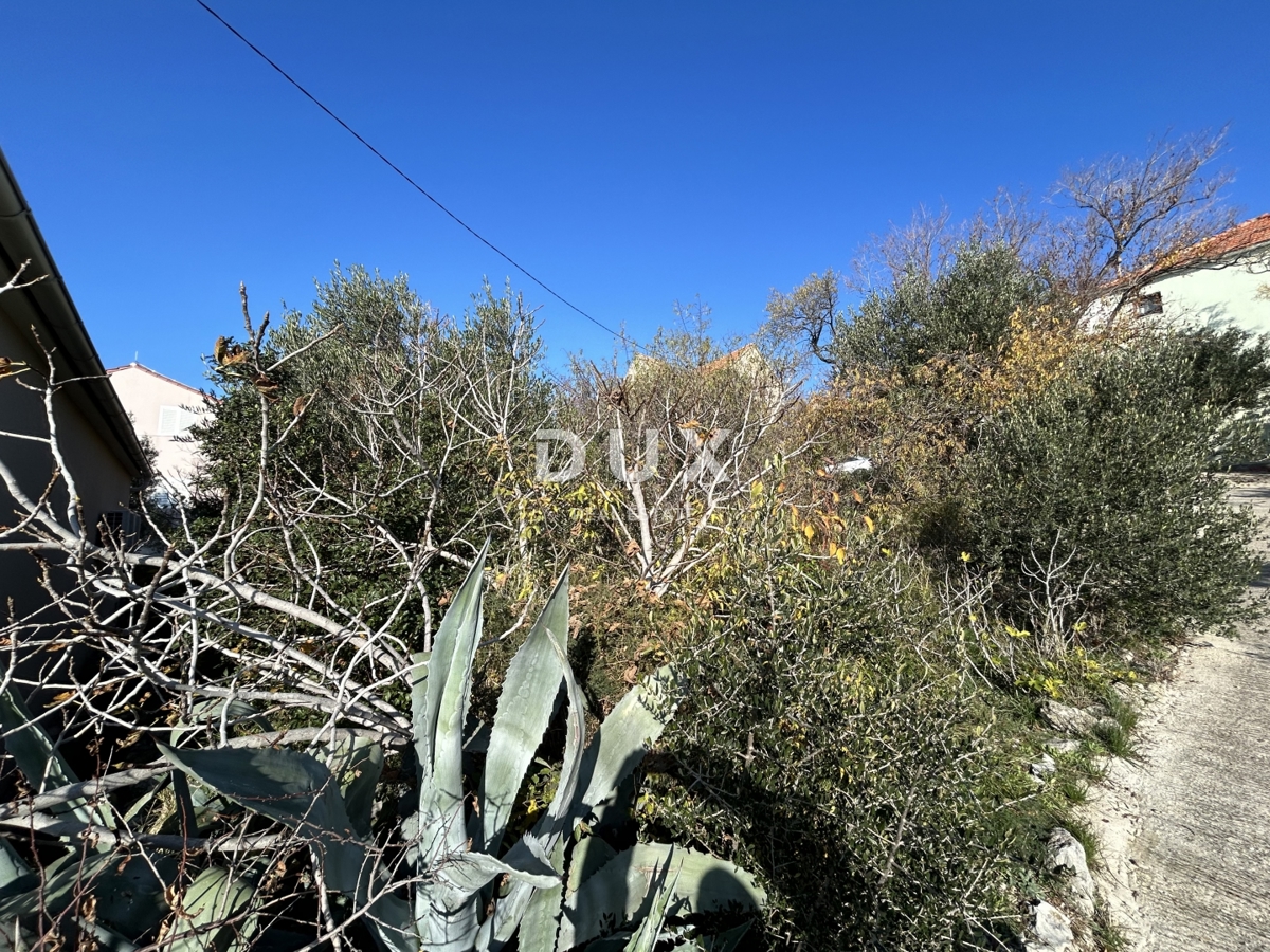ŠIBENIK, MANDALINA - Gradbeno zemljišče z dvema starima hišama