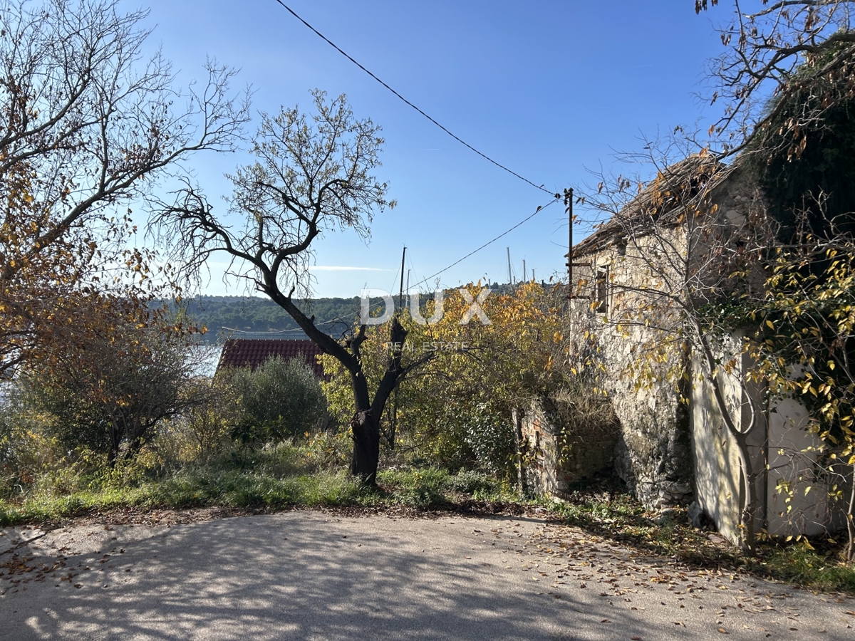ŠIBENIK, MANDALINA - Gradbeno zemljišče z dvema starima hišama