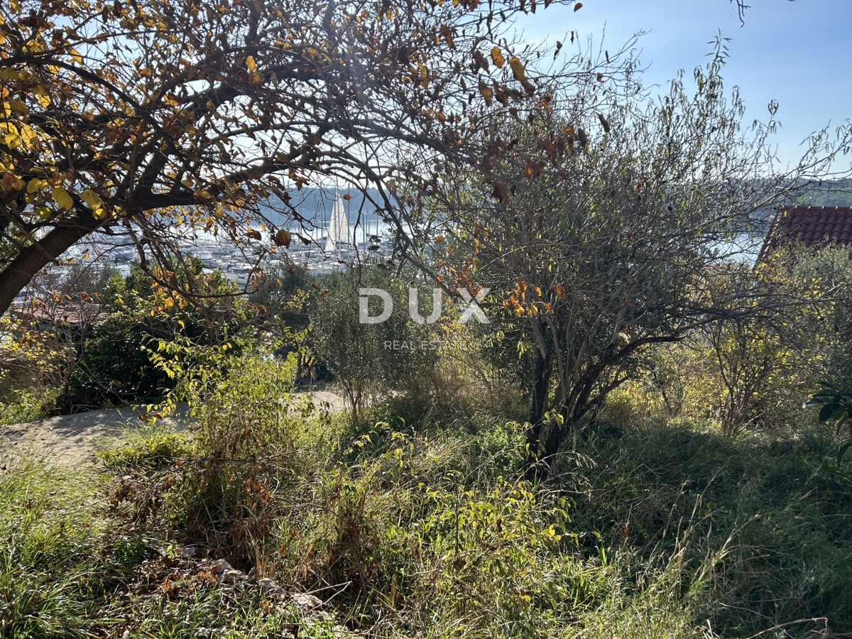 ŠIBENIK, MANDALINA - Gradbeno zemljišče z dvema starima hišama