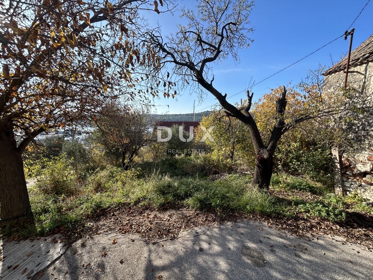 ŠIBENIK, MANDALINA - Gradbeno zemljišče z dvema starima hišama