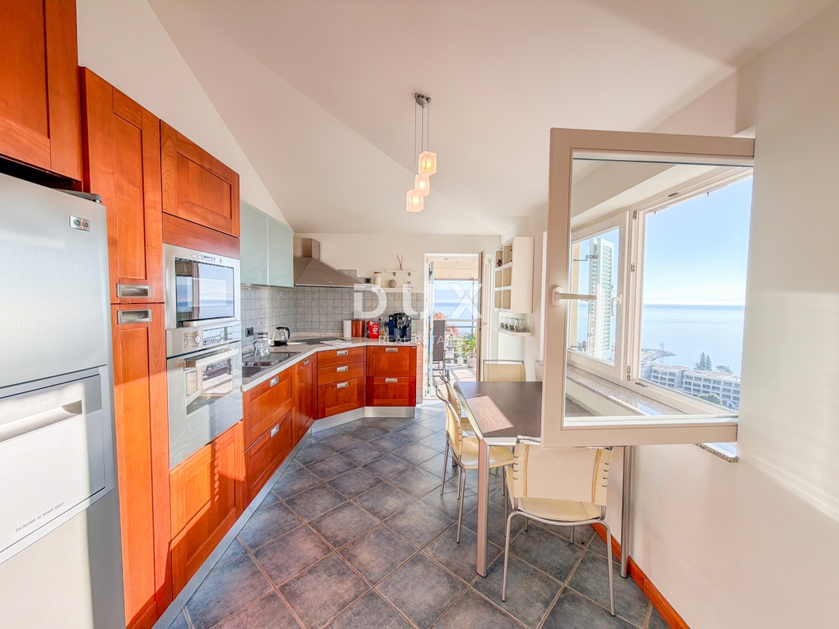 OPATIJA, IČIĆI - penthouse v čudoviti vili nad resortom Mariott, garaža, 300m od plaže