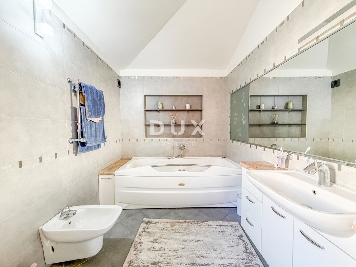 OPATIJA, IČIĆI - penthouse v čudoviti vili nad resortom Mariott, garaža, 300m od plaže