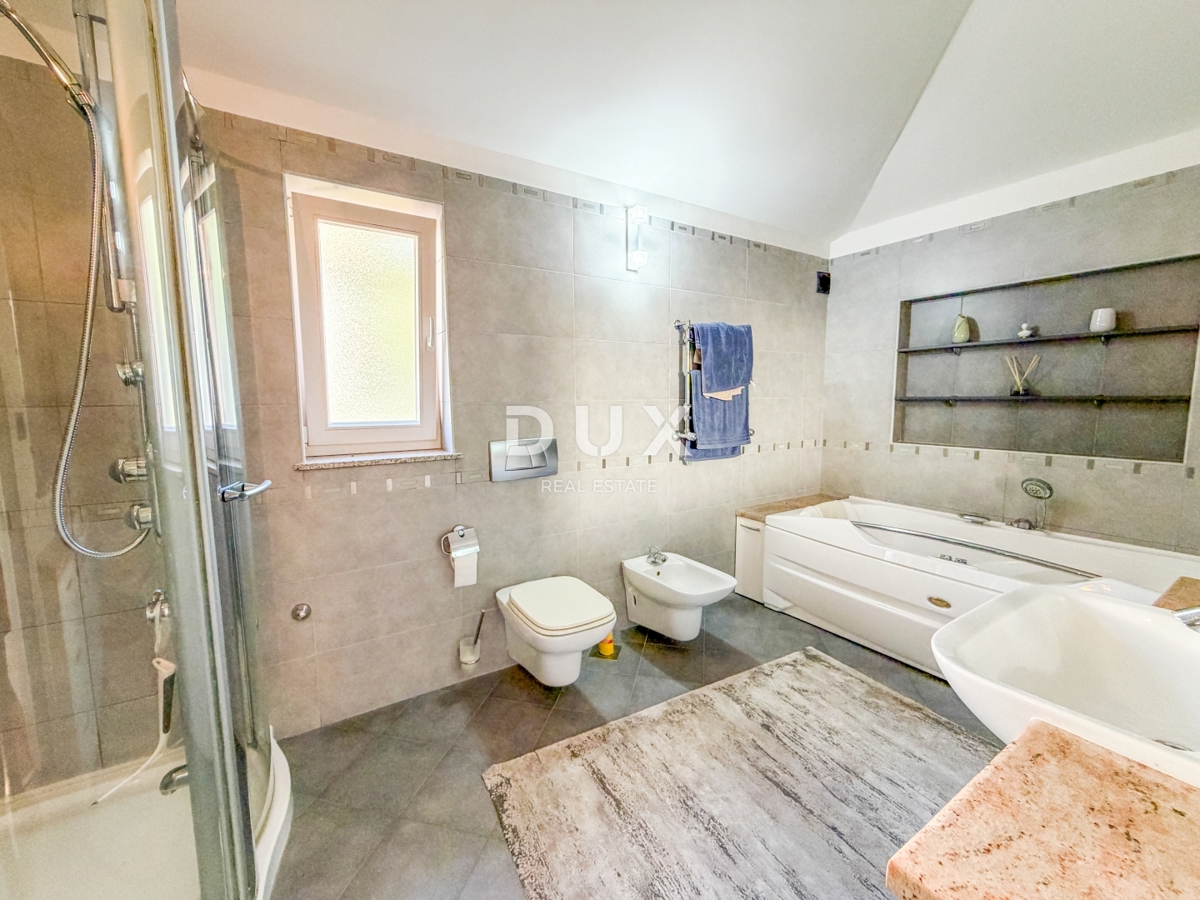 OPATIJA, IČIĆI - penthouse v čudoviti vili nad resortom Mariott, garaža, 300m od plaže