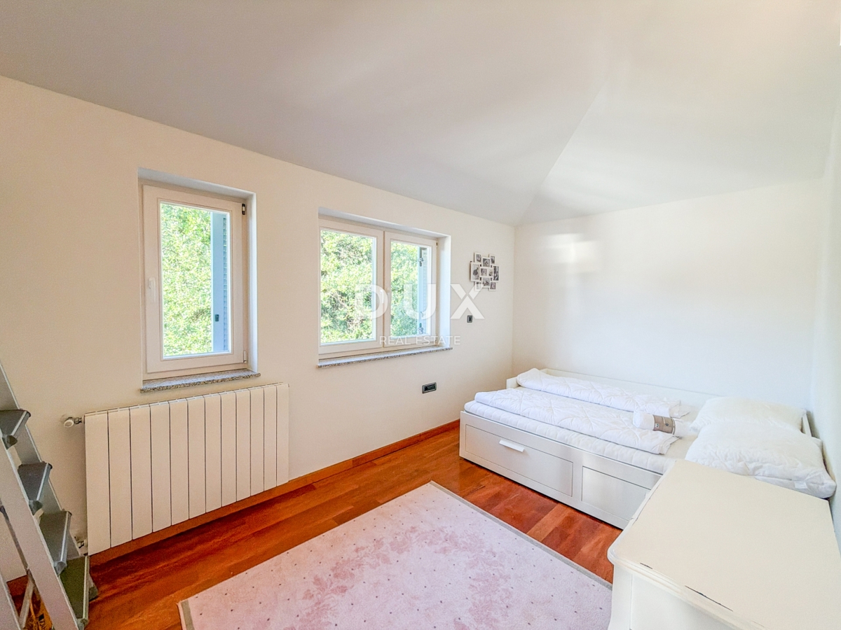 OPATIJA, IČIĆI - penthouse v čudoviti vili nad resortom Mariott, garaža, 300m od plaže