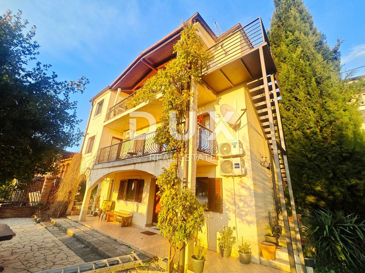 CRIKVENICA - Obnovljena hiša z dvema apartmajema, panoramski razgled!