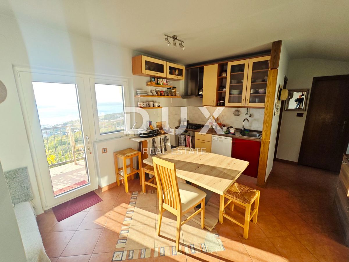 CRIKVENICA - Obnovljena hiša z dvema apartmajema, panoramski razgled!