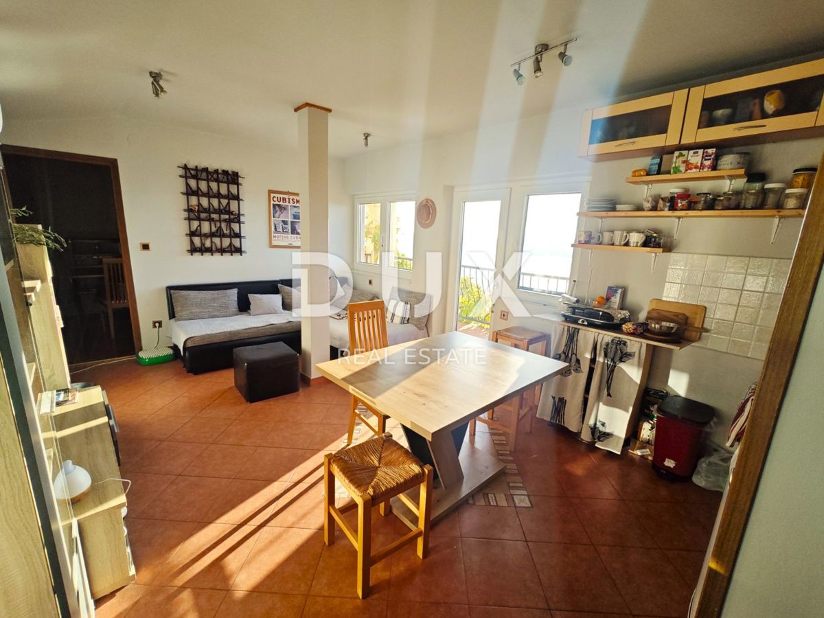 CRIKVENICA - Obnovljena hiša z dvema apartmajema, panoramski razgled!