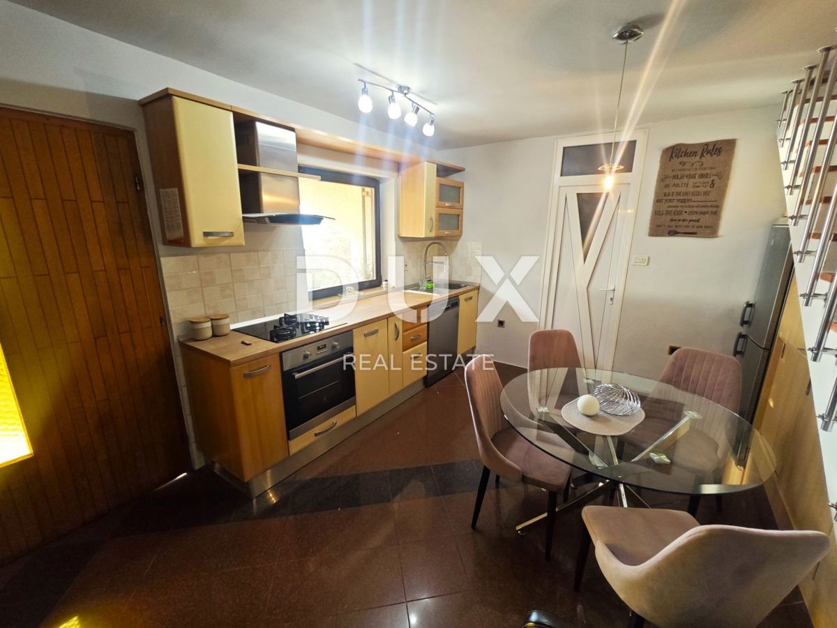 CRIKVENICA - Obnovljena hiša z dvema apartmajema, panoramski razgled!