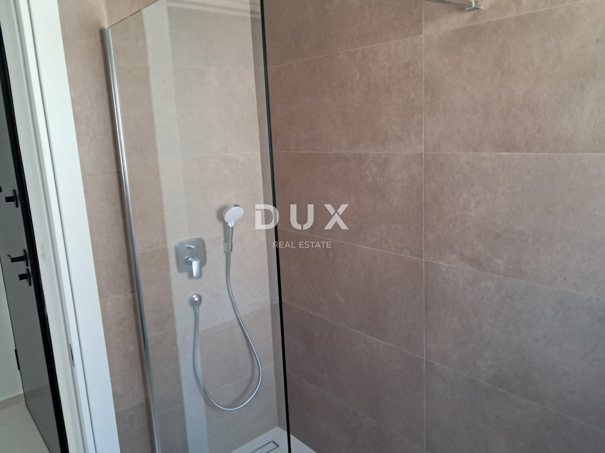 ŠIBENIK, VODICE - Apartma v prvem nadstropju s teraso in 2 parkirnima mestoma