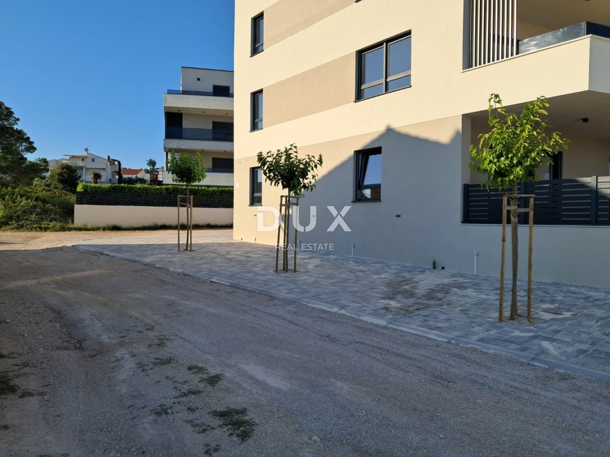 ŠIBENIK, VODICE - Apartma v prvem nadstropju s teraso in 2 parkirnima mestoma