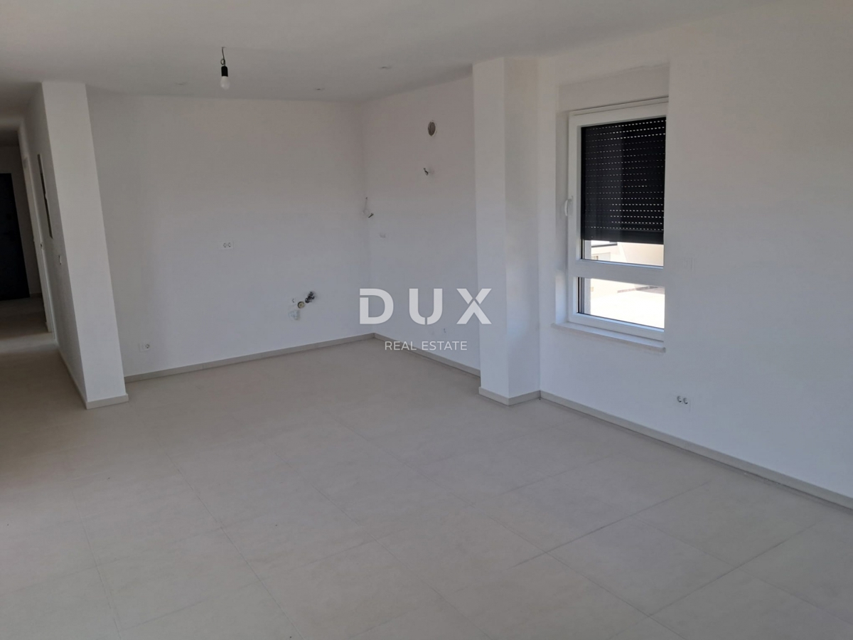 ŠIBENIK, VODICE - Apartma v prvem nadstropju s teraso in 2 parkirnima mestoma