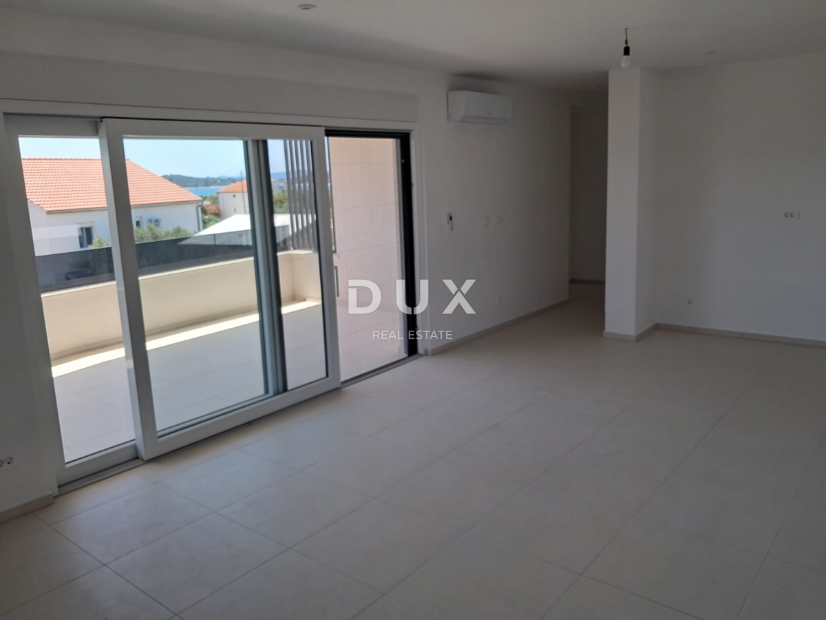ŠIBENIK, VODICE - Apartma v prvem nadstropju s teraso in 2 parkirnima mestoma