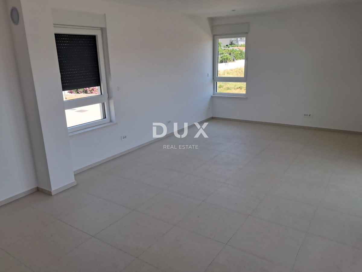 ŠIBENIK, VODICE - Apartma v prvem nadstropju s teraso in 2 parkirnima mestoma