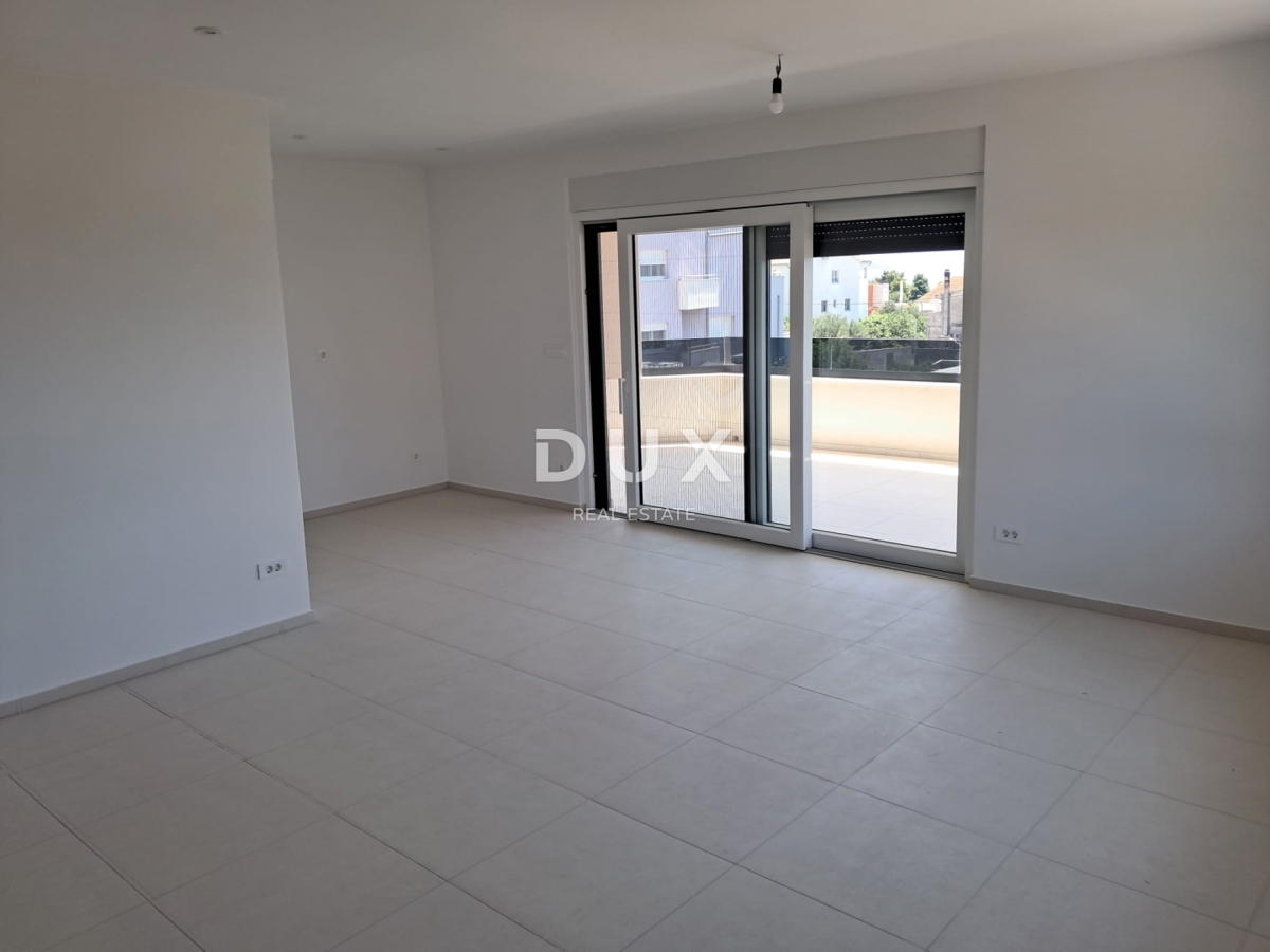 ŠIBENIK, VODICE - Apartma v prvem nadstropju s teraso in 2 parkirnima mestoma