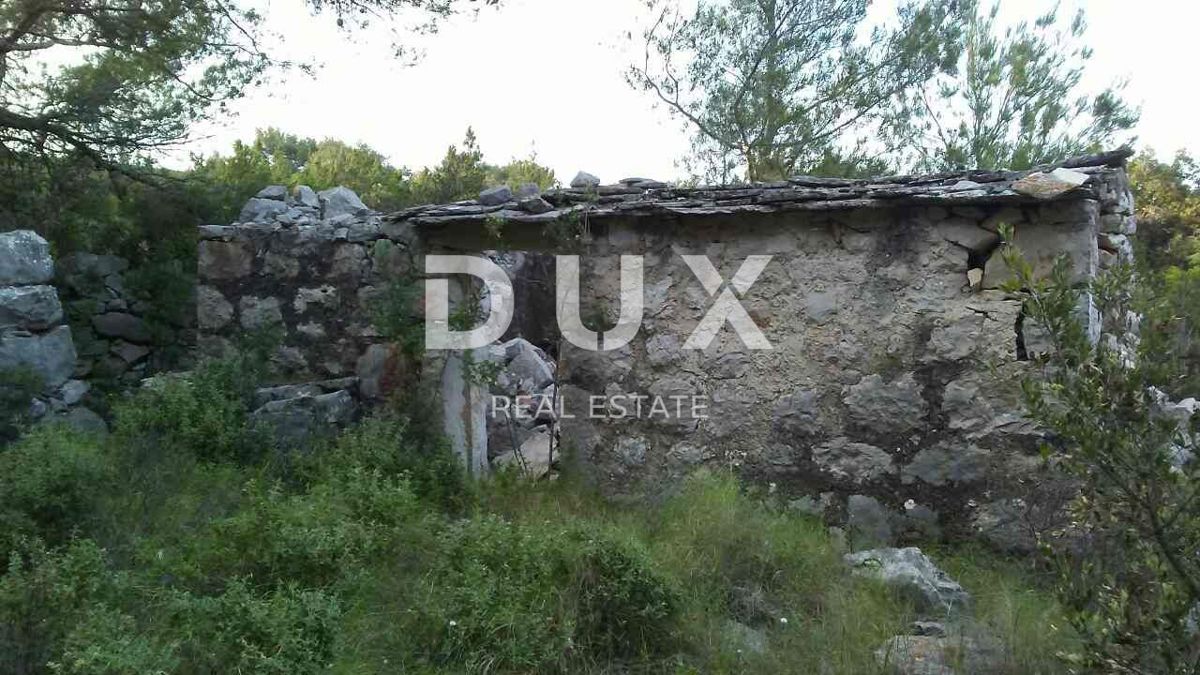 HVAR, STARO MESTNO JEDRO, VRBANJ - PRVA VRSTA DO MORJA, parcela velikosti 11.950 m2 z gradbenim zemljiščem! PRILOŽNOST!