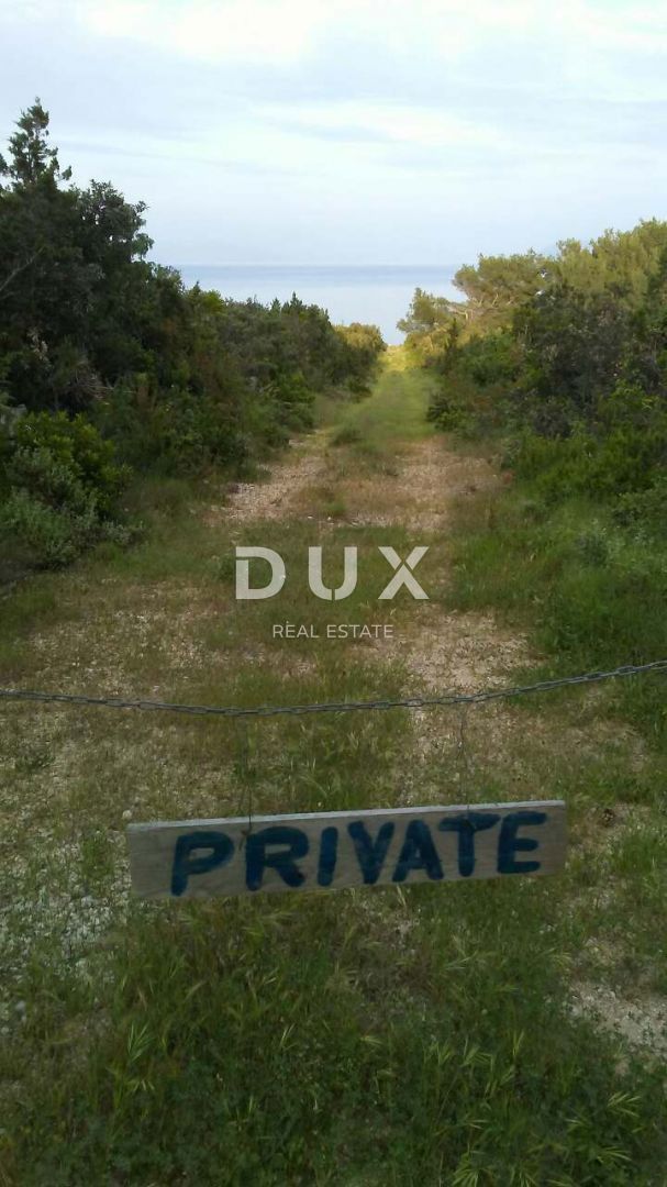 HVAR, STARO MESTNO JEDRO, VRBANJ - PRVA VRSTA DO MORJA, parcela velikosti 11.950 m2 z gradbenim zemljiščem! PRILOŽNOST!