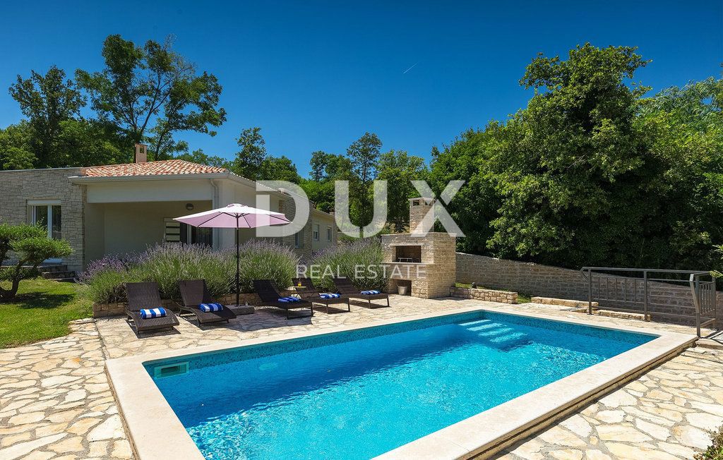 ISTRA, LABIN - Hiša z bazenom na prostornem zemljišču in popolno zasebnostjo