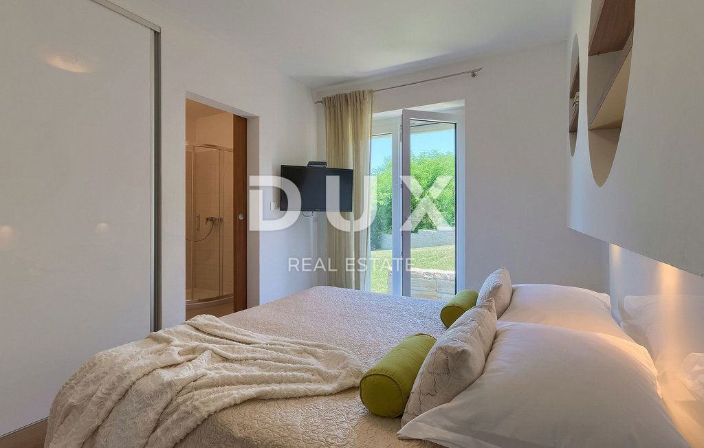 ISTRA, LABIN - Hiša z bazenom na prostornem zemljišču in popolno zasebnostjo