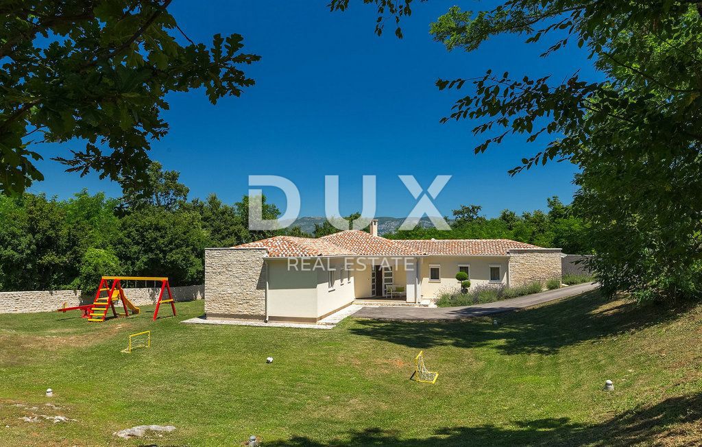 ISTRA, LABIN - Hiša z bazenom na prostornem zemljišču in popolno zasebnostjo