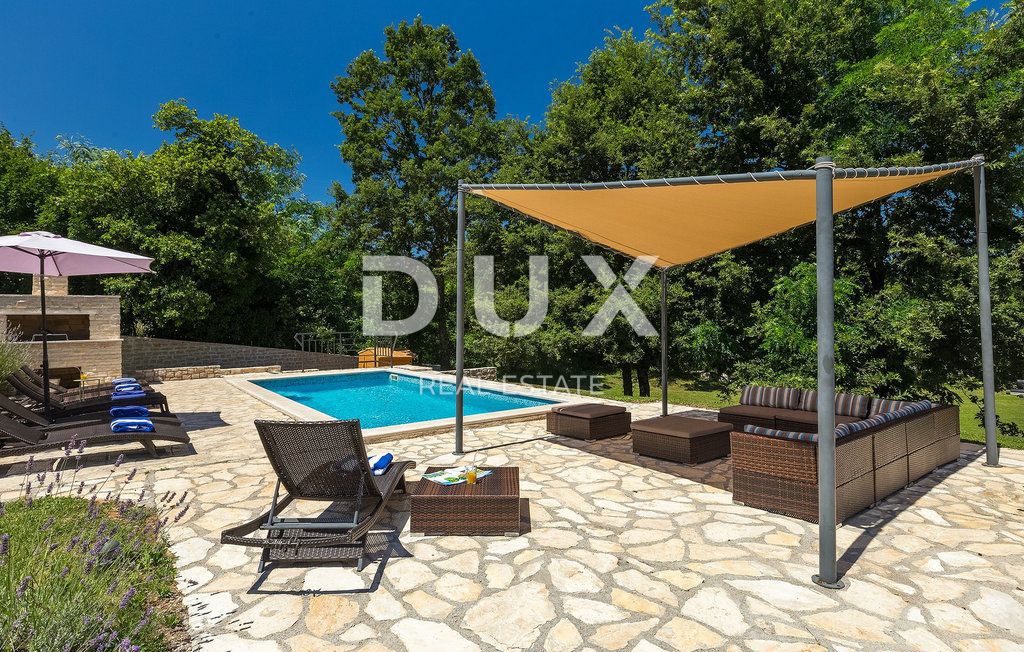 ISTRA, LABIN - Hiša z bazenom na prostornem zemljišču in popolno zasebnostjo