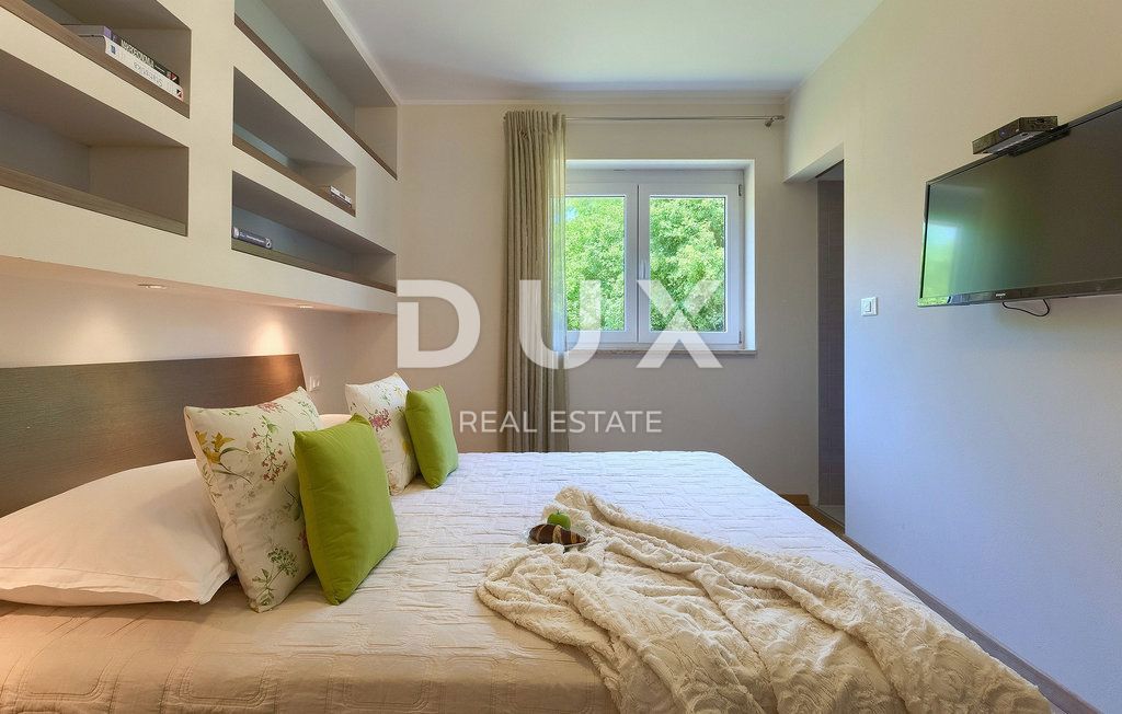 ISTRA, LABIN - Hiša z bazenom na prostornem zemljišču in popolno zasebnostjo