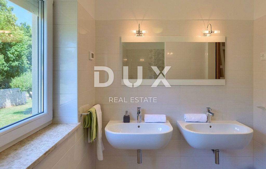 ISTRA, LABIN - Hiša z bazenom na prostornem zemljišču in popolno zasebnostjo