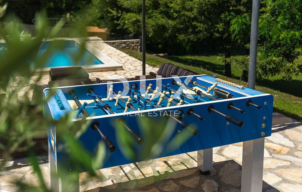 ISTRA, LABIN - Hiša z bazenom na prostornem zemljišču in popolno zasebnostjo