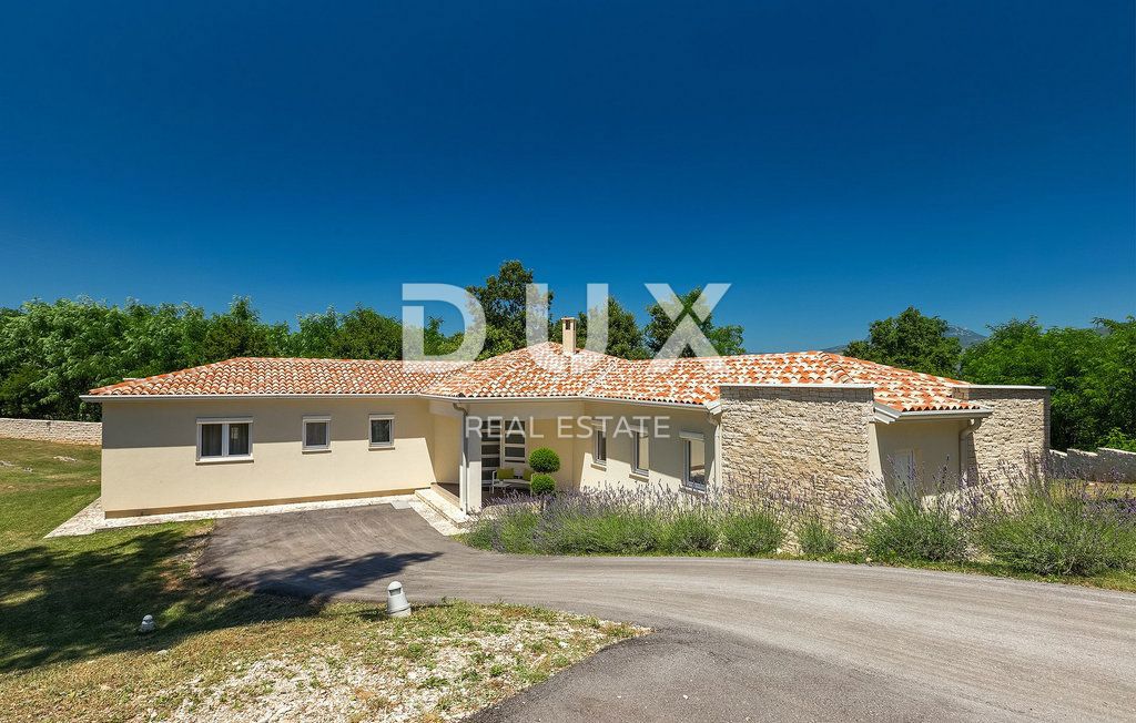 ISTRA, LABIN - Hiša z bazenom na prostornem zemljišču in popolno zasebnostjo