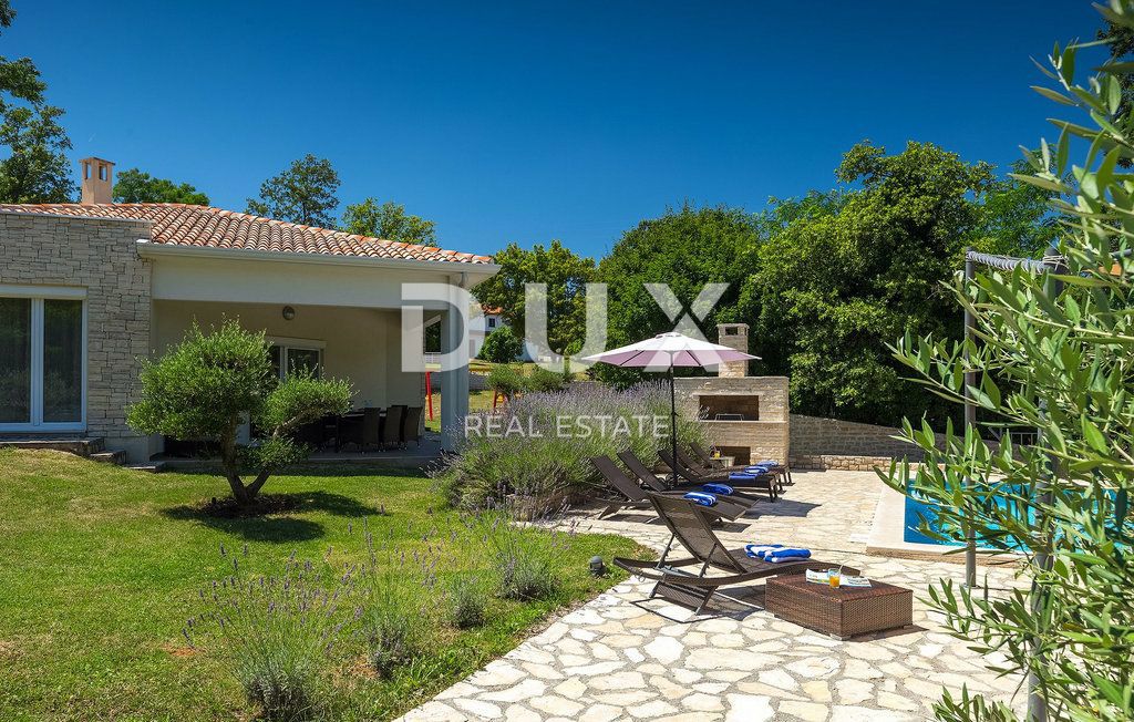 ISTRA, LABIN - Hiša z bazenom na prostornem zemljišču in popolno zasebnostjo