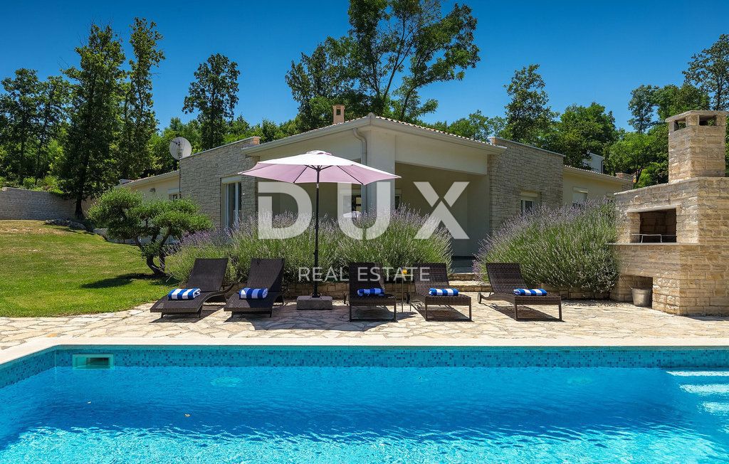 ISTRA, LABIN - Hiša z bazenom na prostornem zemljišču in popolno zasebnostjo