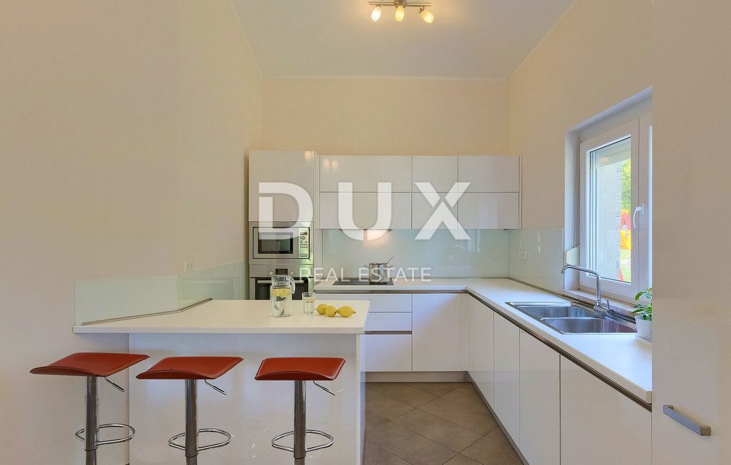 ISTRA, LABIN - Hiša z bazenom na prostornem zemljišču in popolno zasebnostjo