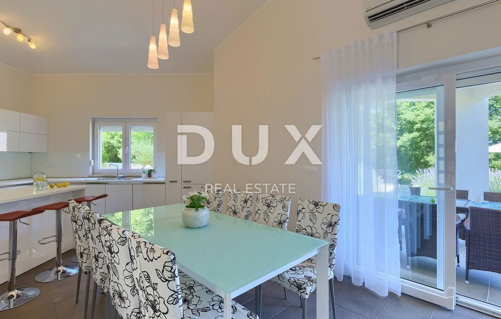 ISTRA, LABIN - Hiša z bazenom na prostornem zemljišču in popolno zasebnostjo