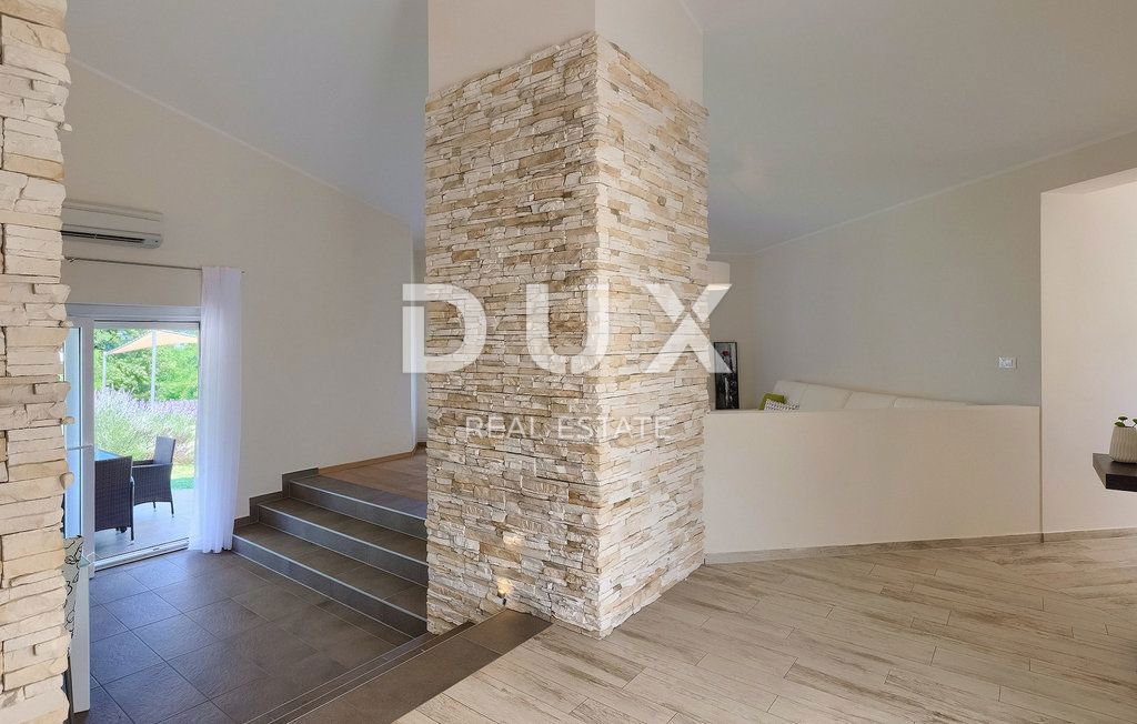 ISTRA, LABIN - Hiša z bazenom na prostornem zemljišču in popolno zasebnostjo