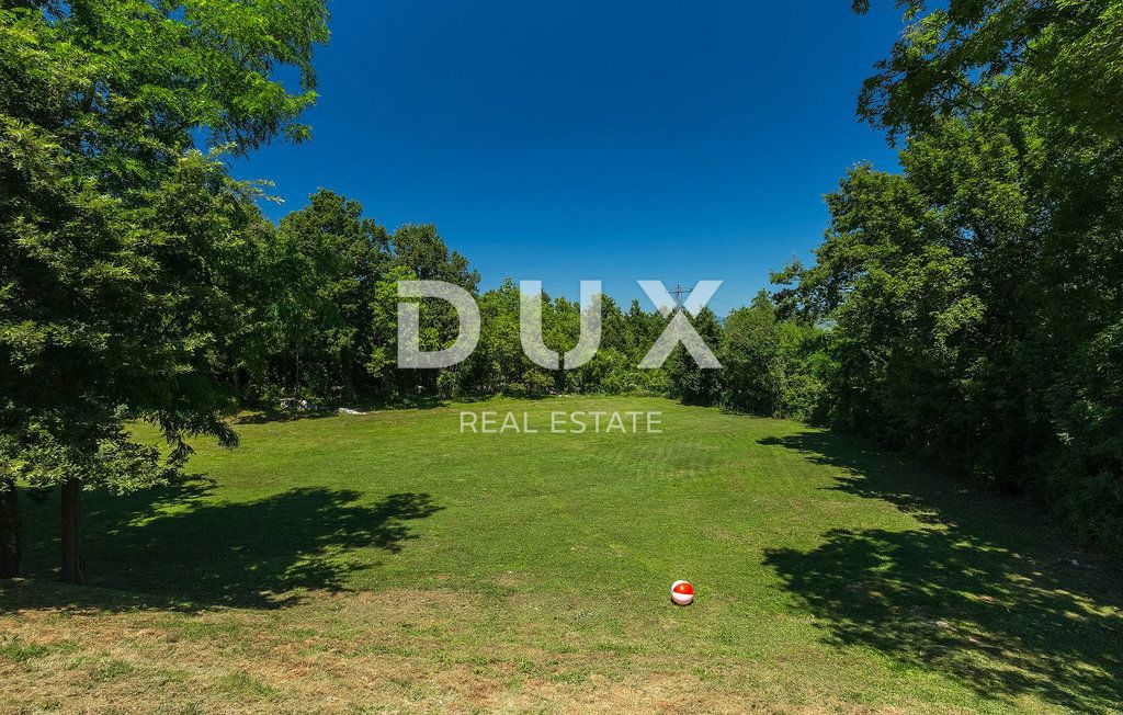 ISTRA, LABIN - Hiša z bazenom na prostornem zemljišču in popolno zasebnostjo