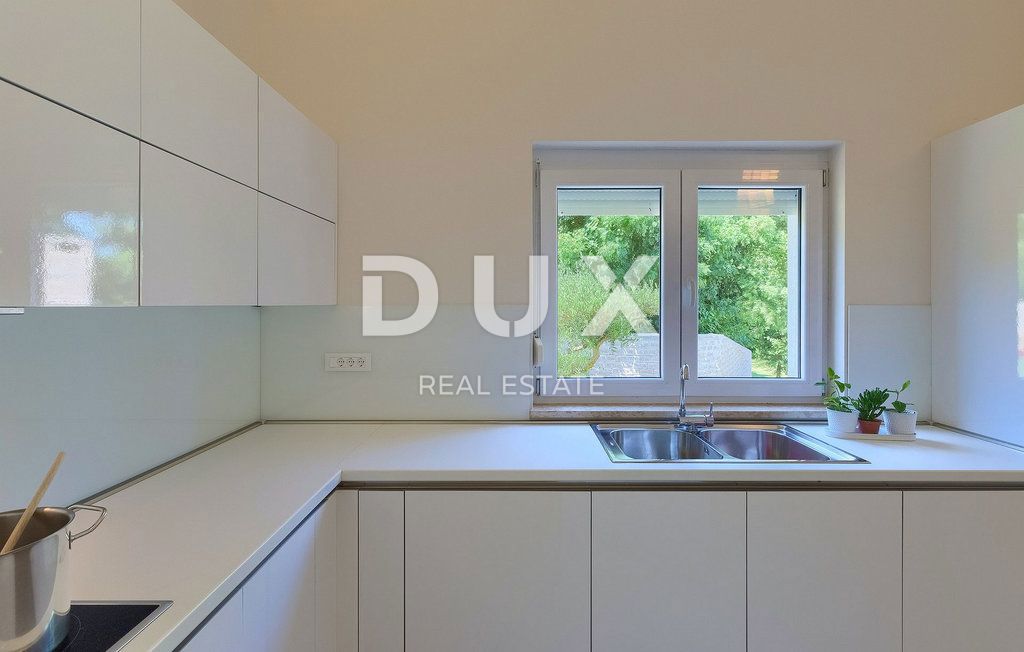 ISTRA, LABIN - Hiša z bazenom na prostornem zemljišču in popolno zasebnostjo