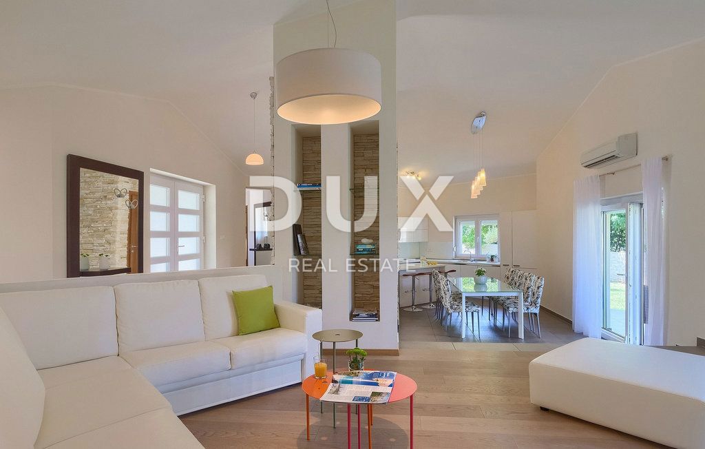 ISTRA, LABIN - Hiša z bazenom na prostornem zemljišču in popolno zasebnostjo