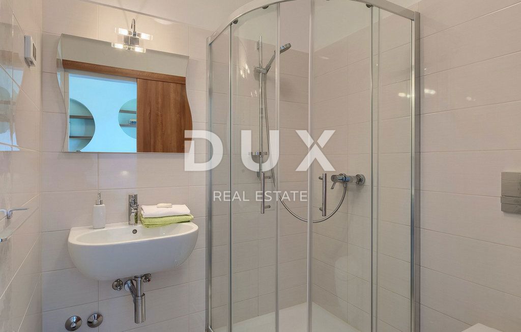 ISTRA, LABIN - Hiša z bazenom na prostornem zemljišču in popolno zasebnostjo