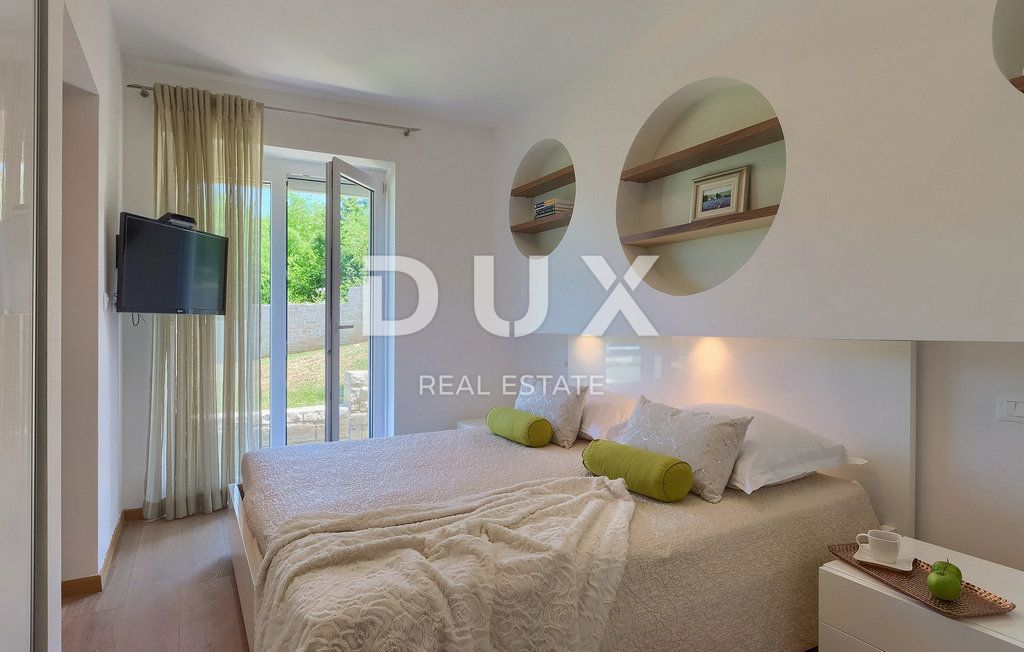 ISTRA, LABIN - Hiša z bazenom na prostornem zemljišču in popolno zasebnostjo