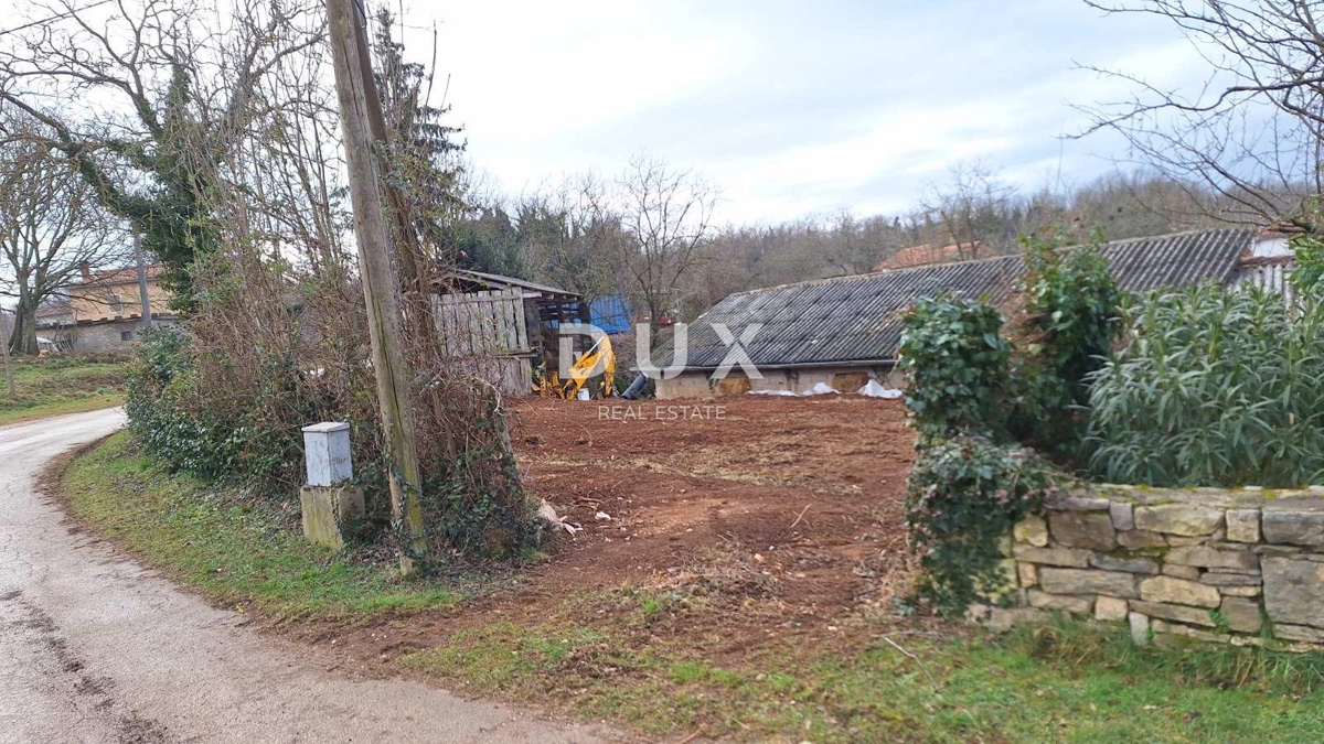 ISTRA, GRAČIŠĆE - Zemljišče v središču vasi