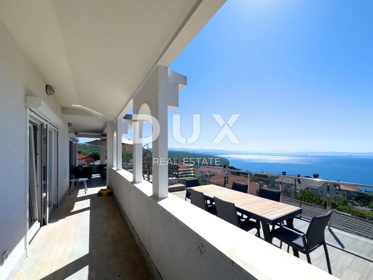 OPATIJA, POBRI - SAMO PRI NAS! Dizajnersko opremljeno stanovanje s panoramskim pogledom na morje