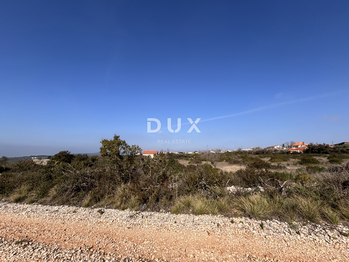 SUKOŠAN, DEBELJAK - Gradbeno zemljišče s pogledom na morje