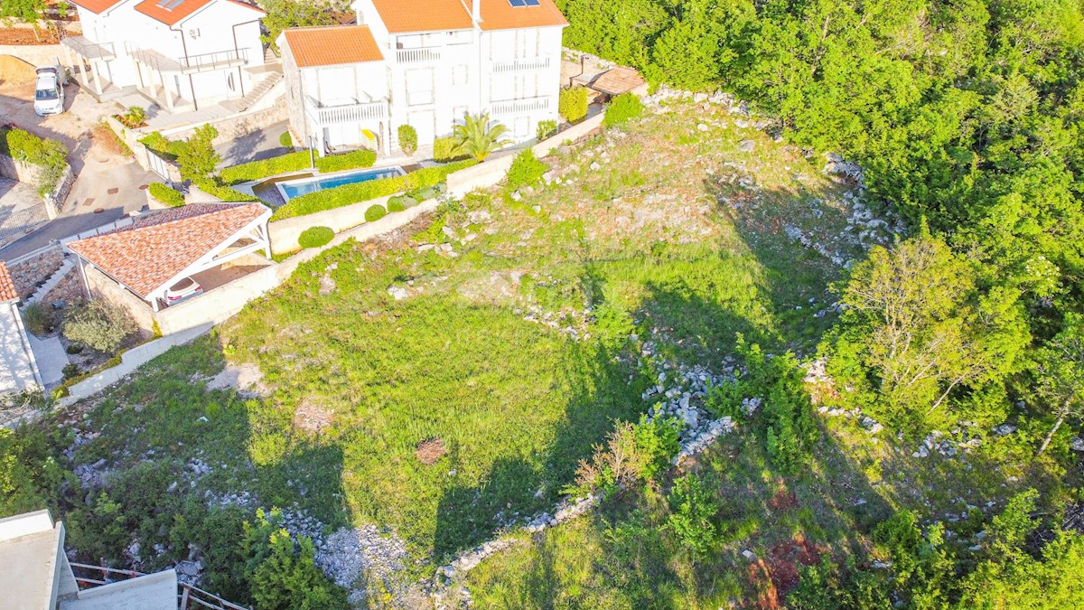 OTOK KRK, KLIMNO - gradbeno zemljišče 1040m2 le 300 metrov od morja s pogledom na morje, mirna lokacija