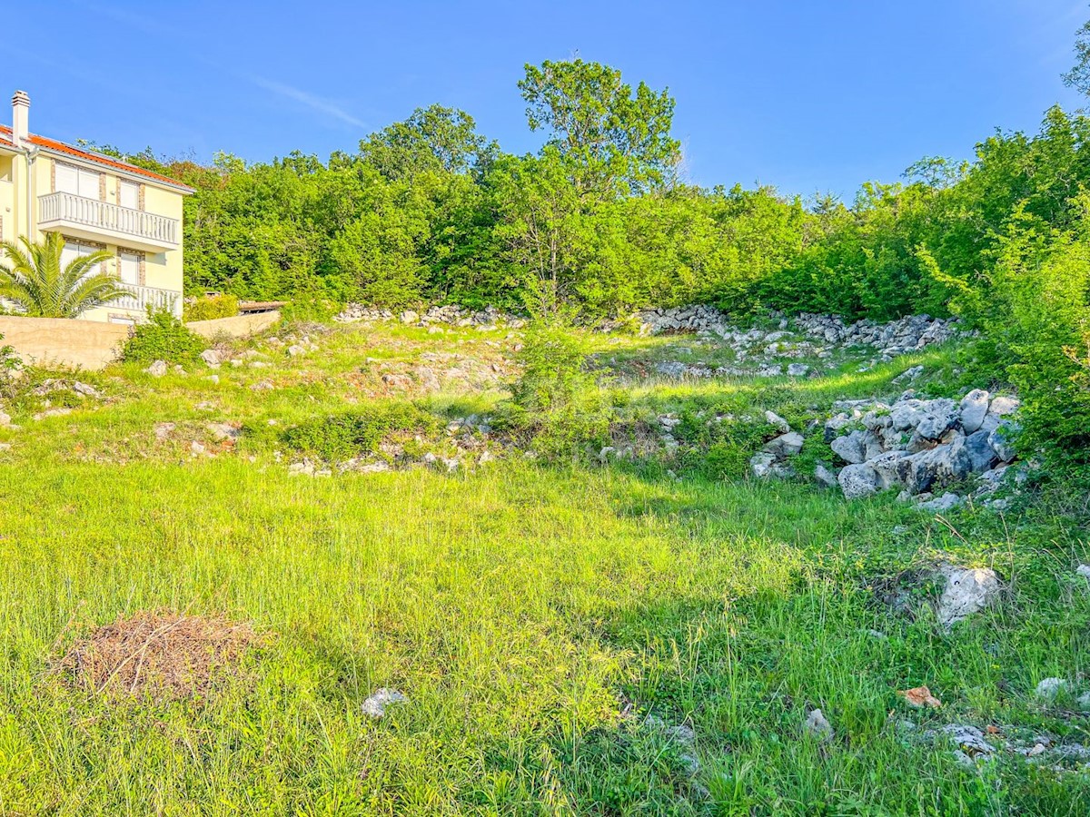 OTOK KRK, KLIMNO - gradbeno zemljišče 1040m2 le 300 metrov od morja s pogledom na morje, mirna lokacija