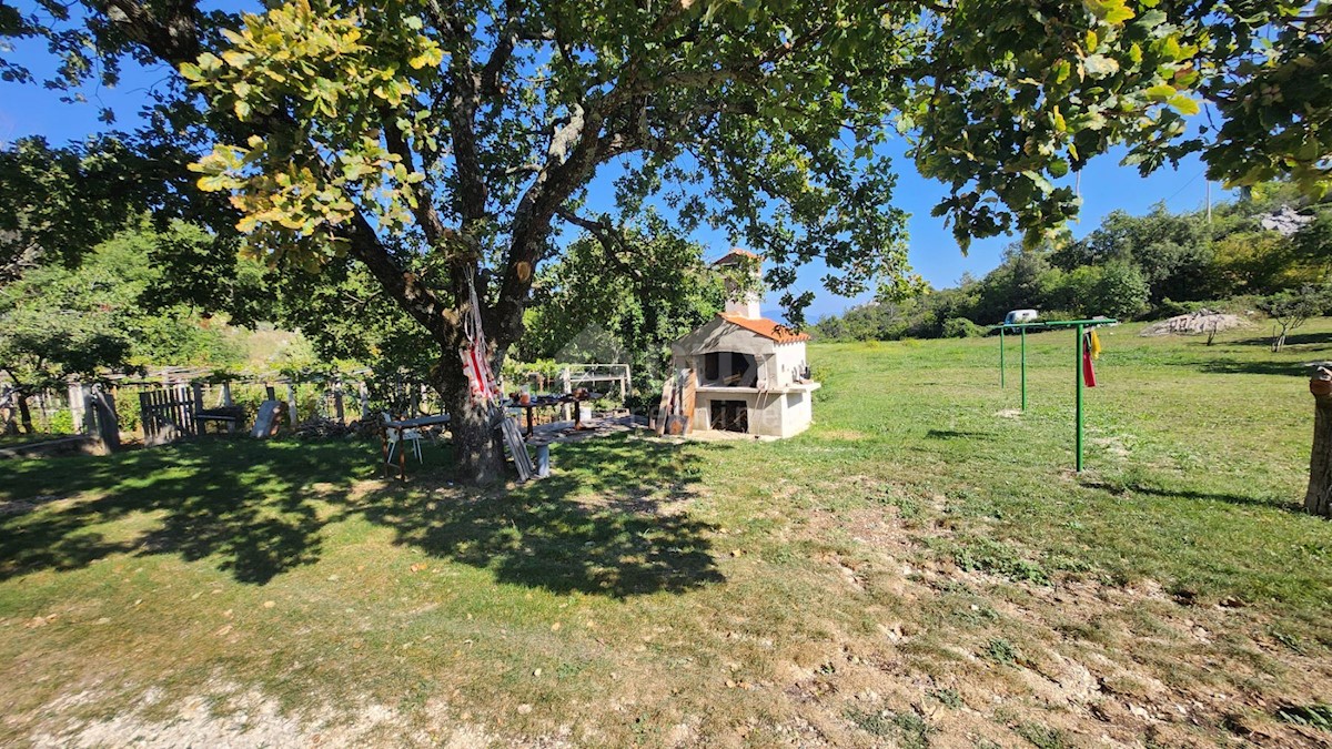 ISTRA, LABIN - Hiša na samem s pomožnimi objekti in pogledom na morje