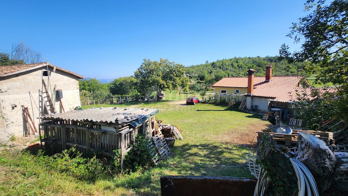 ISTRA, LABIN - Hiša na samem s pomožnimi objekti in pogledom na morje