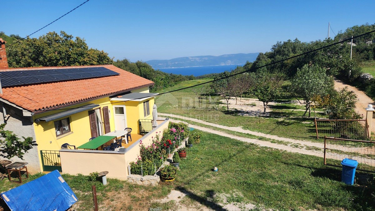 ISTRA, LABIN - Hiša na samem s pomožnimi objekti in pogledom na morje