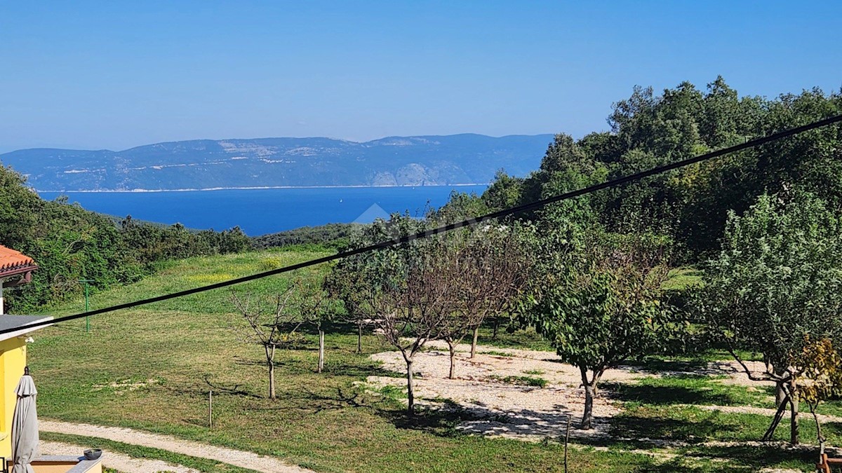 ISTRA, LABIN - Hiša na samem s pomožnimi objekti in pogledom na morje